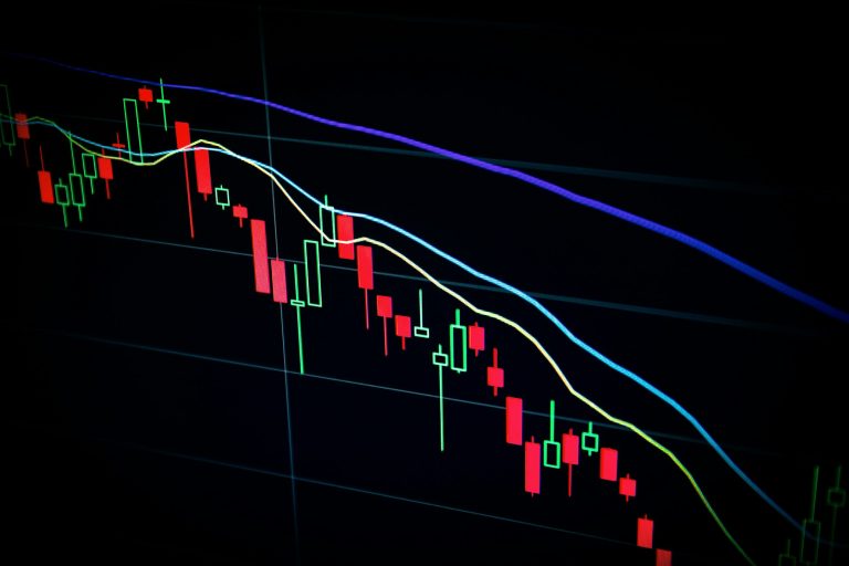 Investire oggi: come muoversi tra notizie di mercato e strategia di lungo periodo