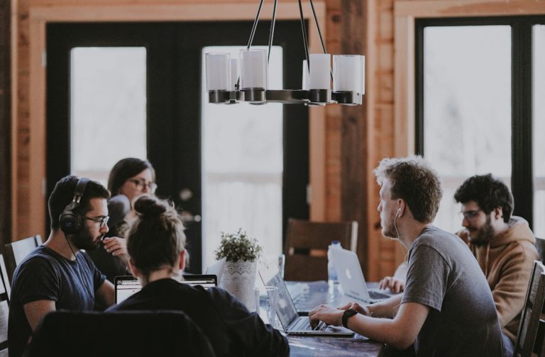 Navigare l'incertezza: strategie per il freelance nell'economia odierna
